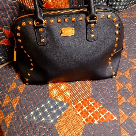MICHAEL Michael Kors Handbags - Michael Kors NWOT gold hardware excellent condition black and gold